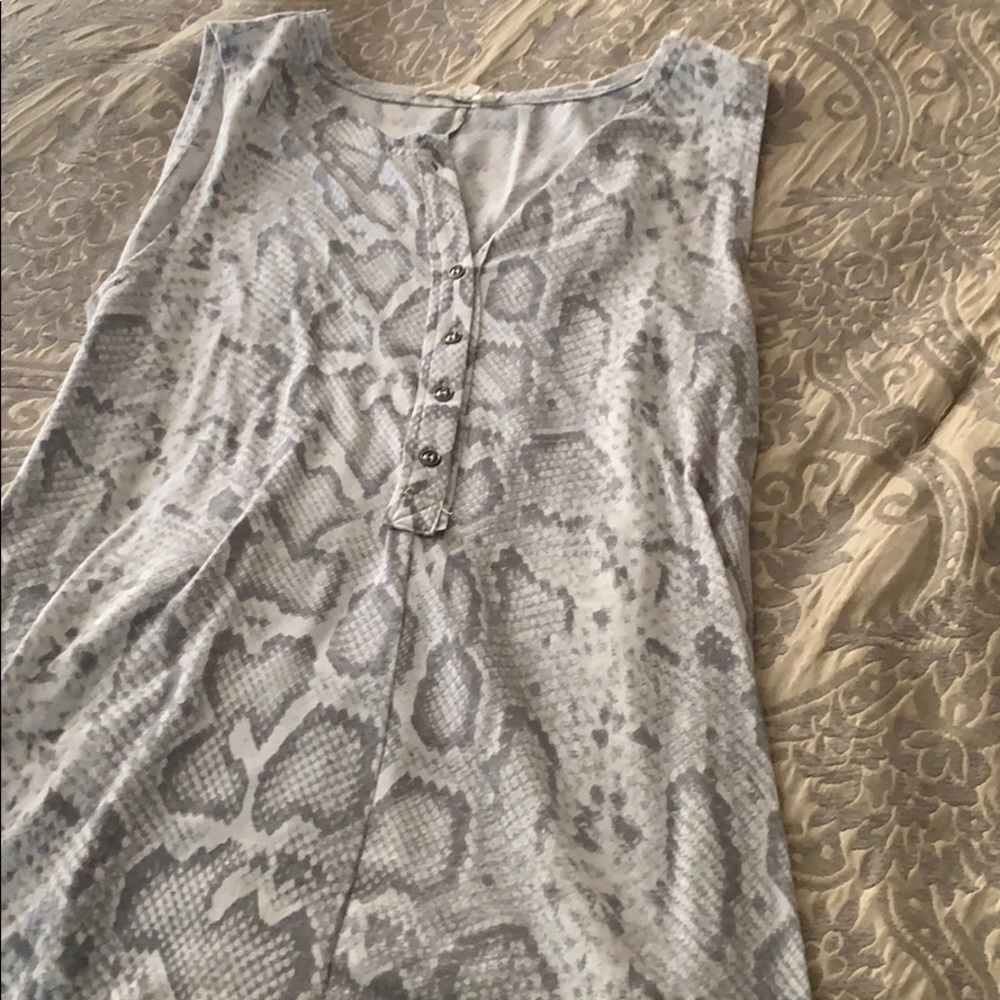 Sleeveless Snake print top